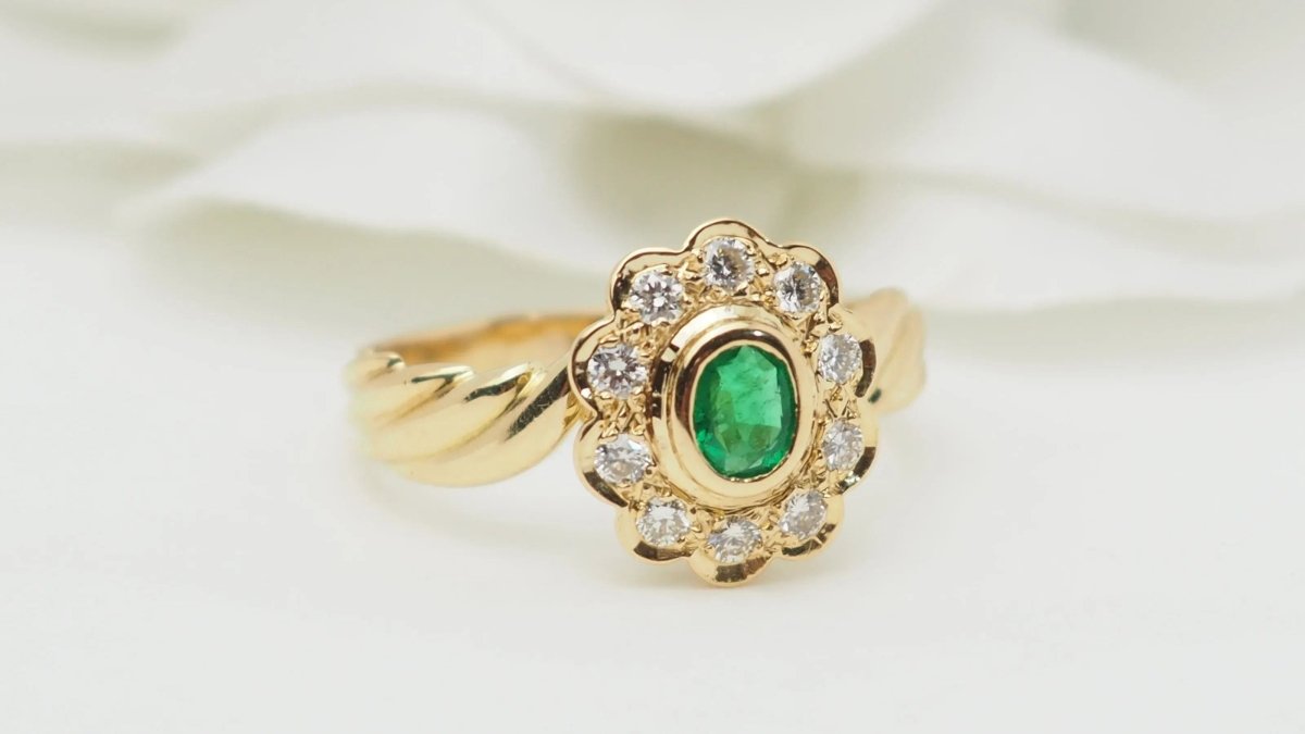 Bague marguerite en or jaune, émeraude et diamants - Castafiore