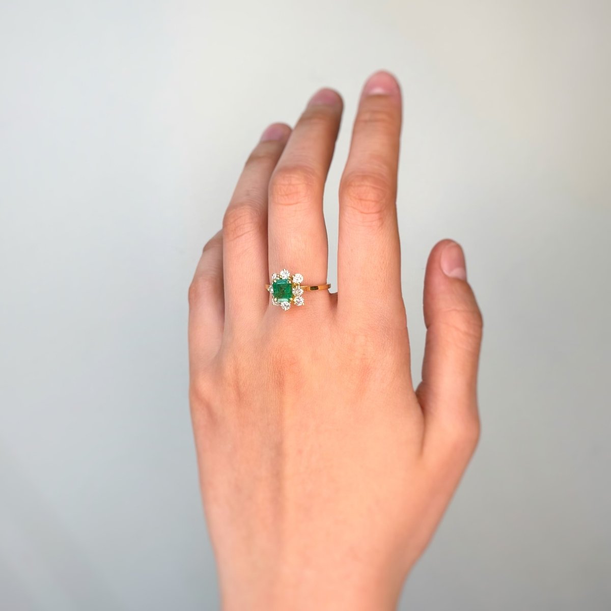 Bague Marguerite en or jaune, émeraude et diamants - Castafiore