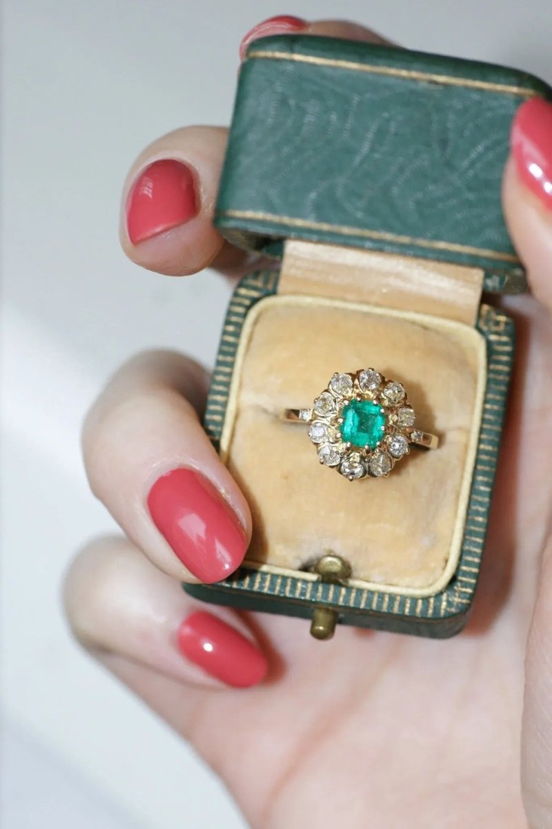 Bague marguerite en or jaune, émeraude et diamants - Castafiore