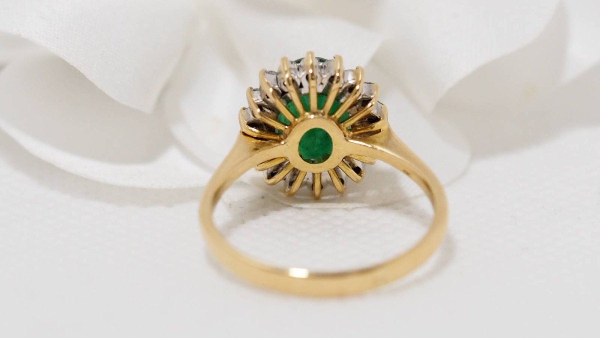 Bague marguerite en or jaune, émeraude ovale et diamants - Castafiore