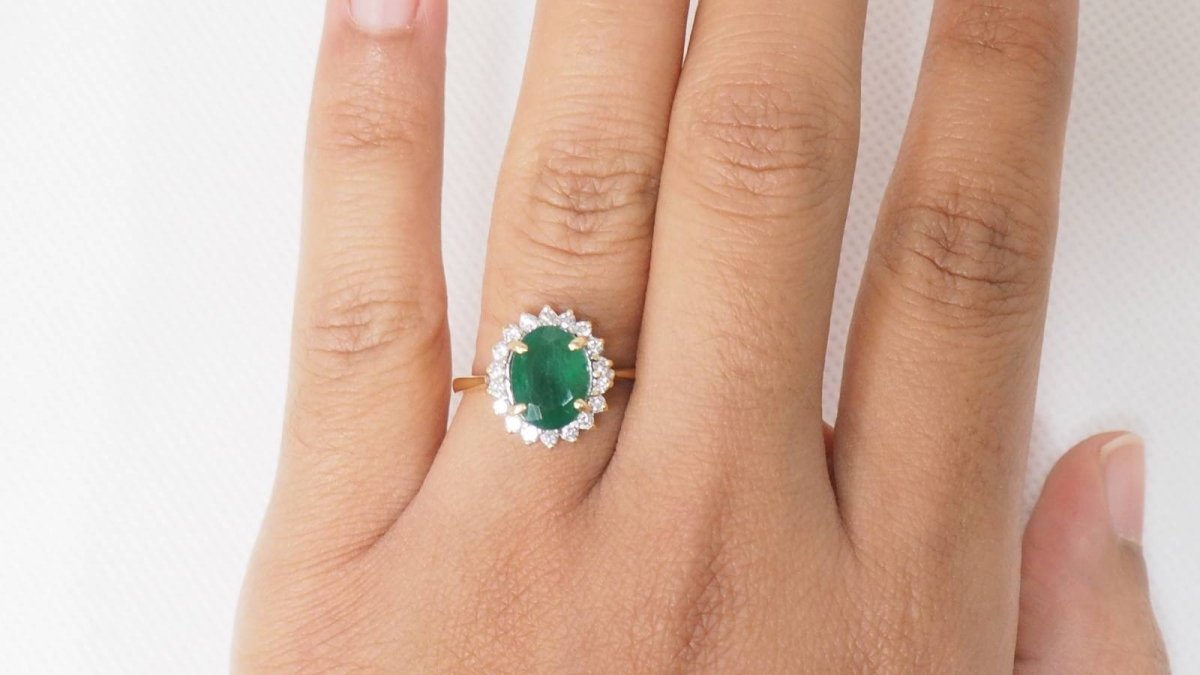 Bague marguerite en or jaune, émeraude ovale et diamants - Castafiore