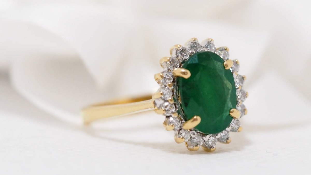 Bague marguerite en or jaune, émeraude ovale et diamants - Castafiore