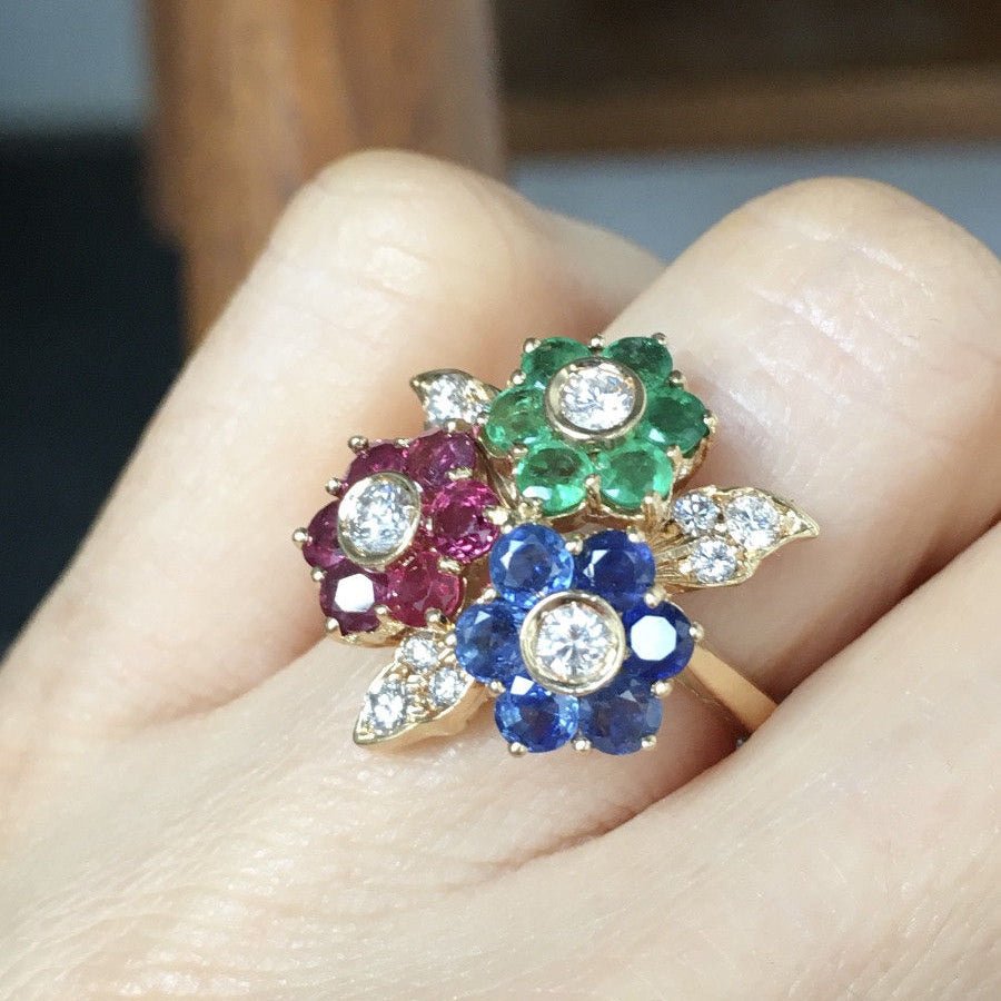 Bague Marguerite en or jaune, émeraudes, rubis, saphirs et diamants - Castafiore