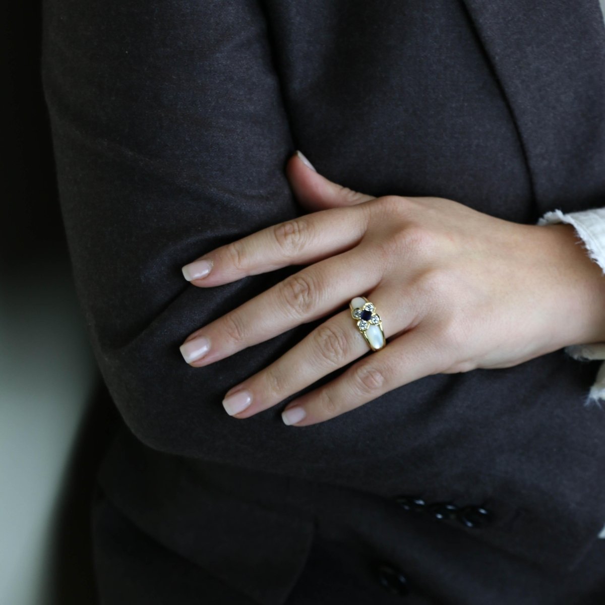 Bague Marguerite en or jaune, nacre, saphir et diamants - Castafiore