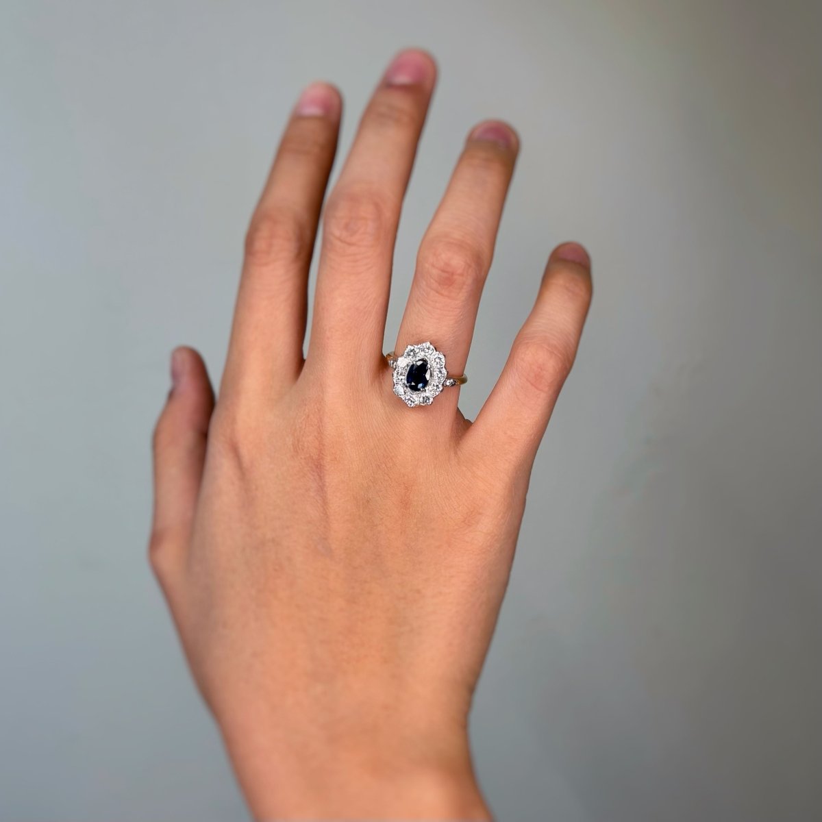 Bague Marguerite en or jaune, platine, saphir, et diamants - Castafiore