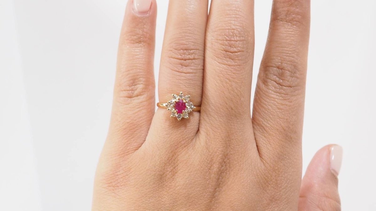 Bague marguerite en or jaune, rubis et diamants - Castafiore