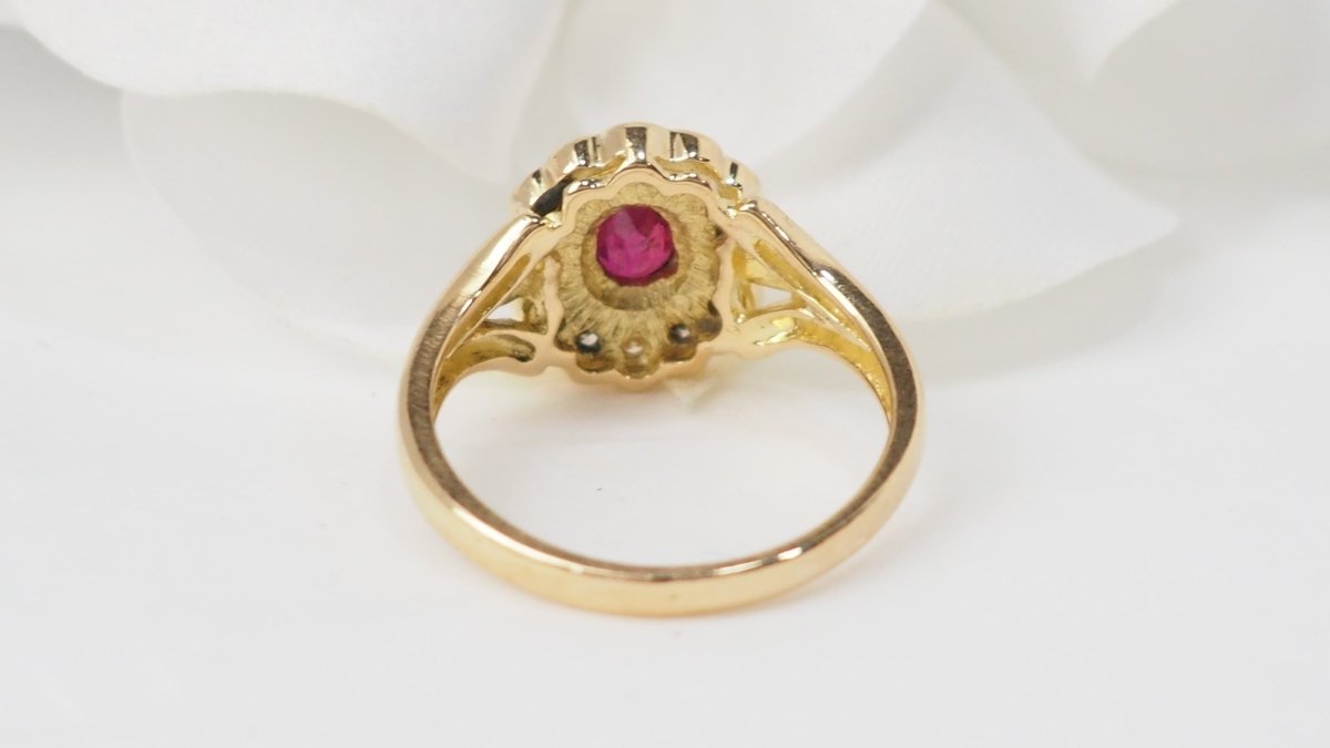 Bague marguerite en or jaune, rubis et diamants - Castafiore