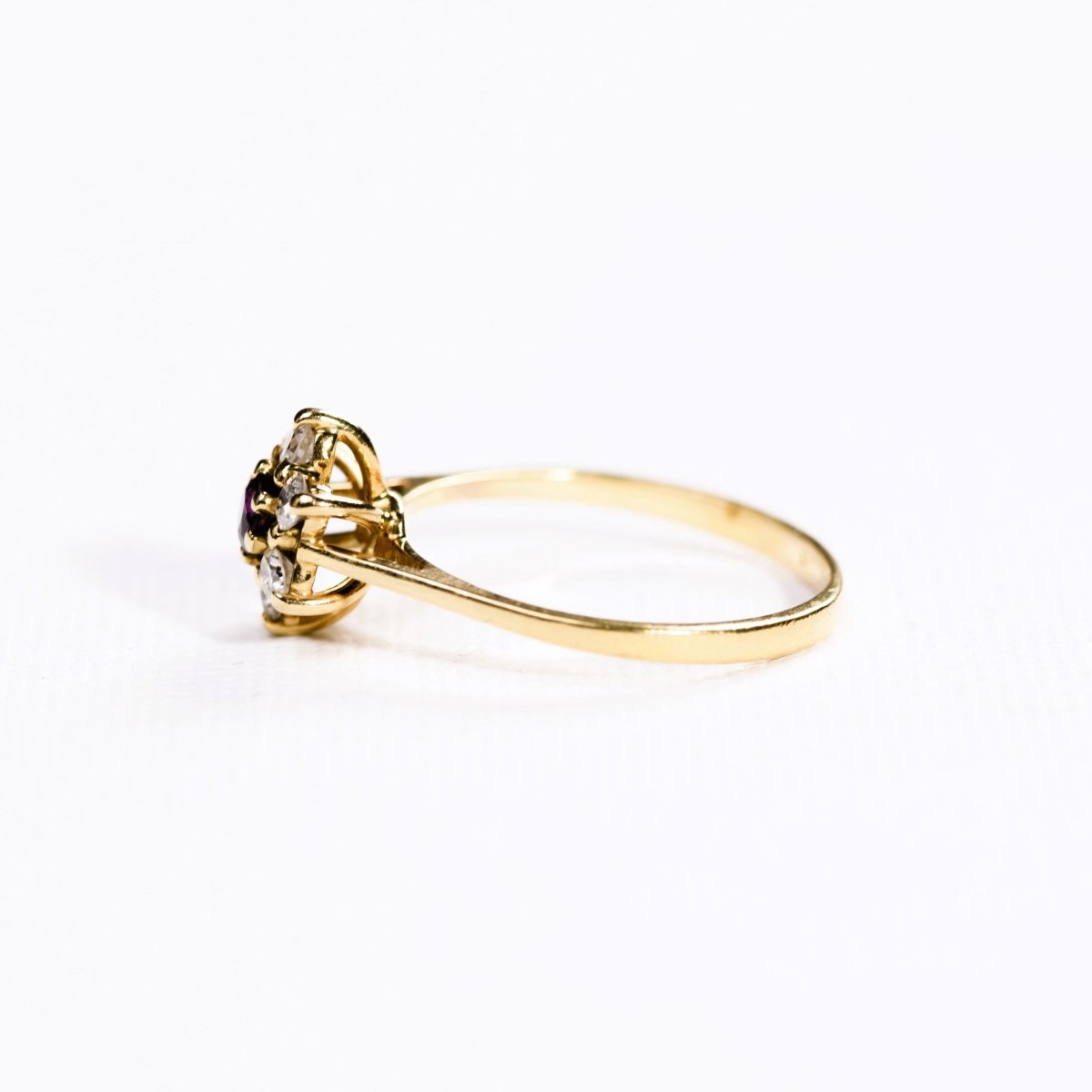 Bague Marguerite en or jaune, rubis, et diamants - Castafiore