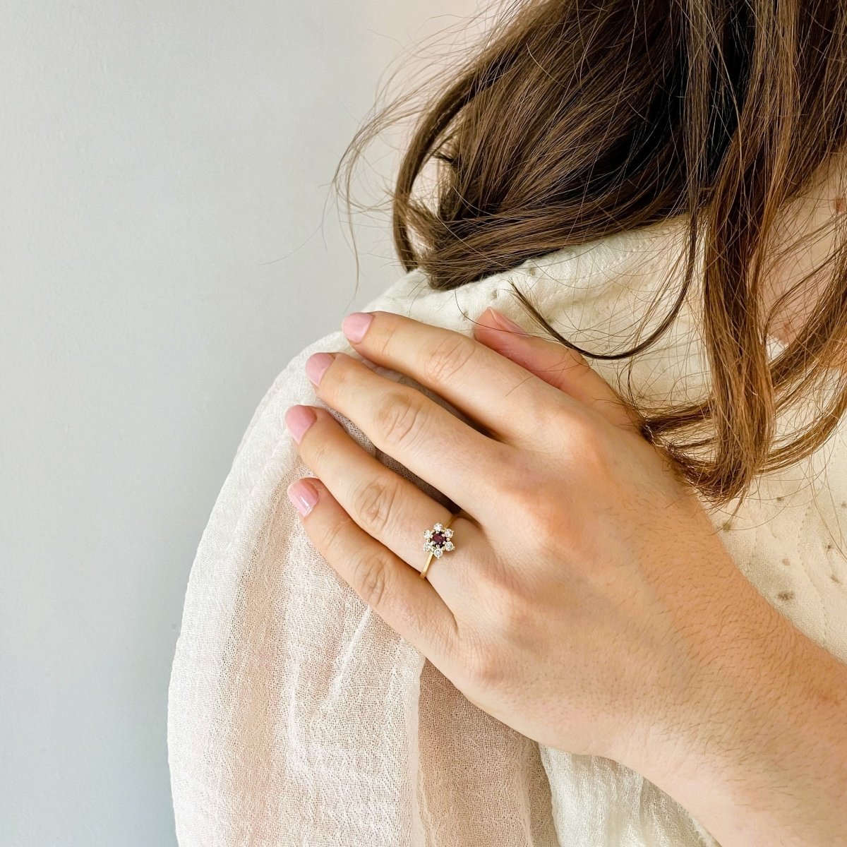 Bague Marguerite en or jaune, rubis, et diamants - Castafiore