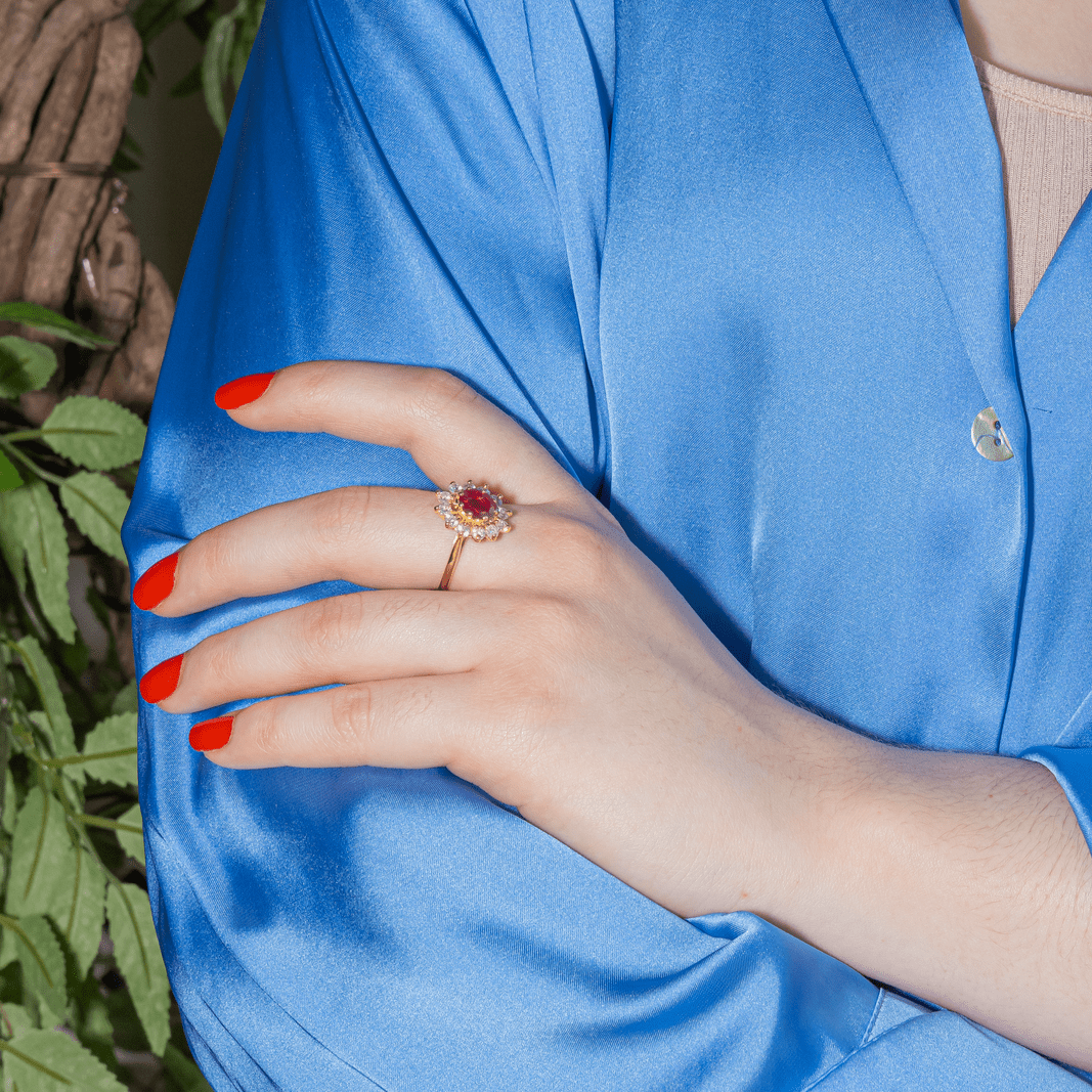 Bague Marguerite en or jaune, rubis et diamants - Castafiore