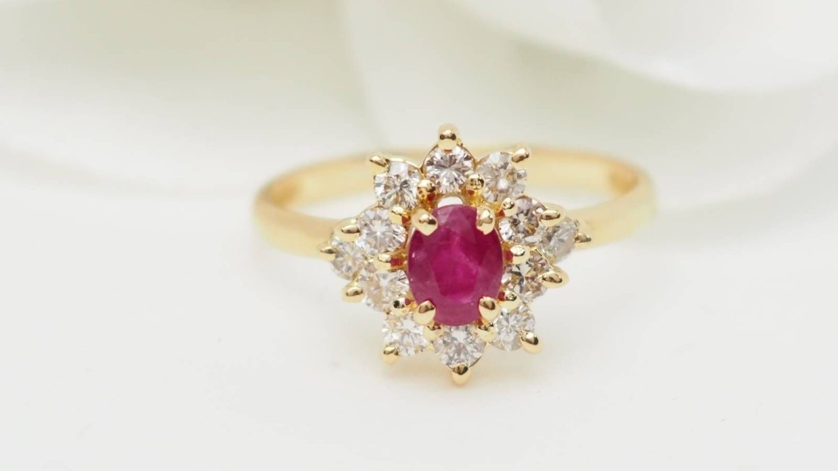 Bague marguerite en or jaune, rubis et diamants - Castafiore