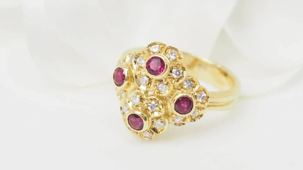 Bague marguerite en or jaune, rubis et diamants - Castafiore