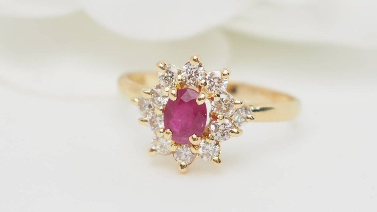 Bague marguerite en or jaune, rubis et diamants - Castafiore