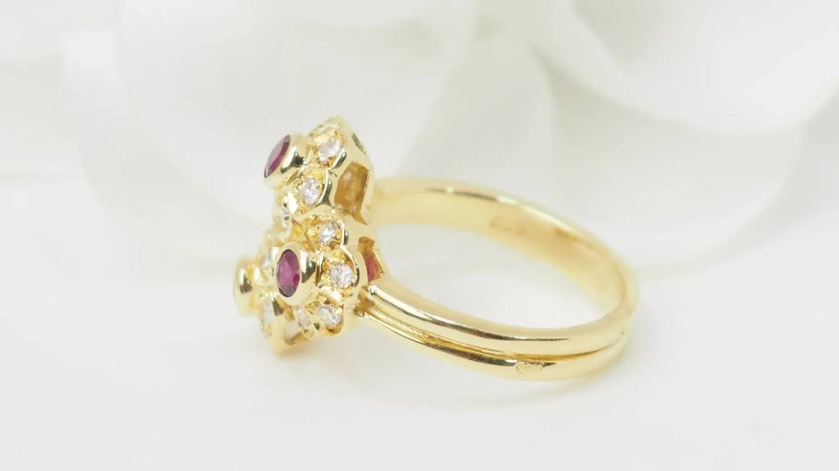 Bague marguerite en or jaune, rubis et diamants - Castafiore