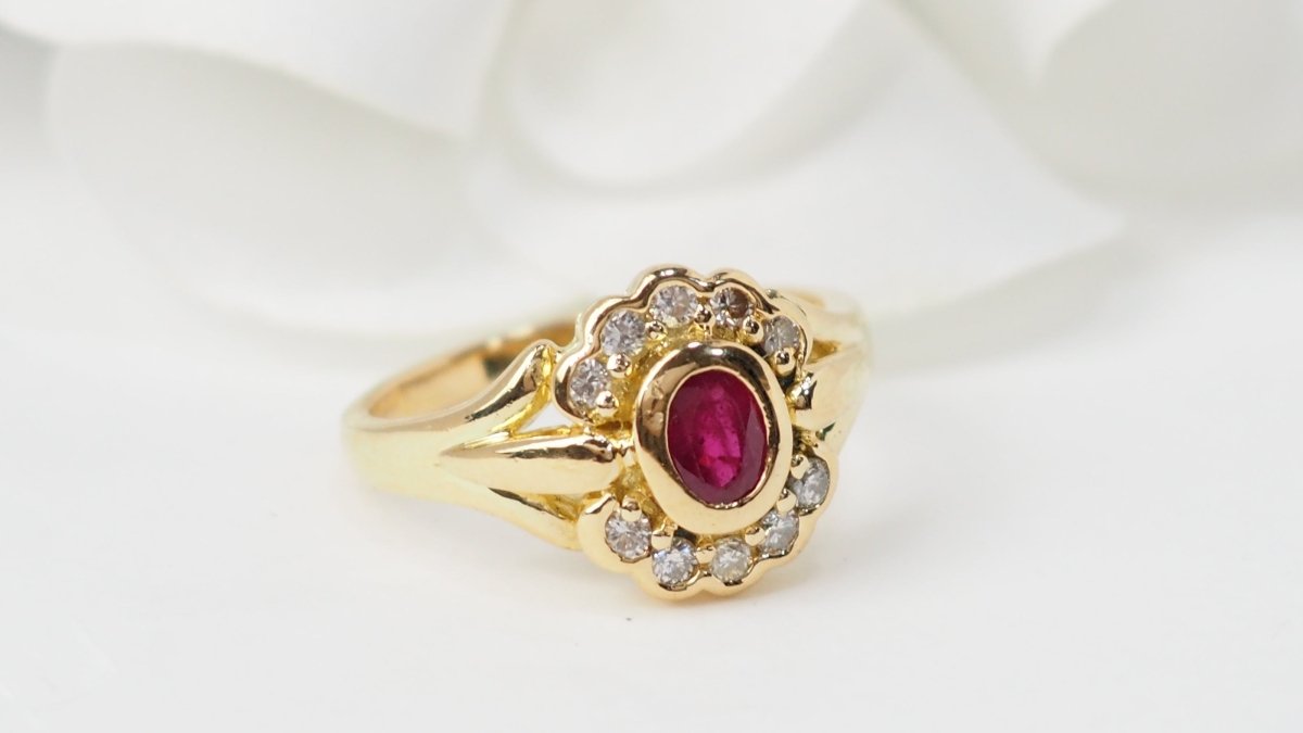Bague marguerite en or jaune, rubis et diamants - Castafiore