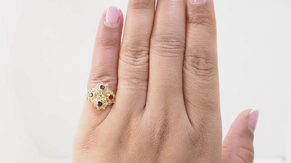 Bague marguerite en or jaune, rubis et diamants - Castafiore