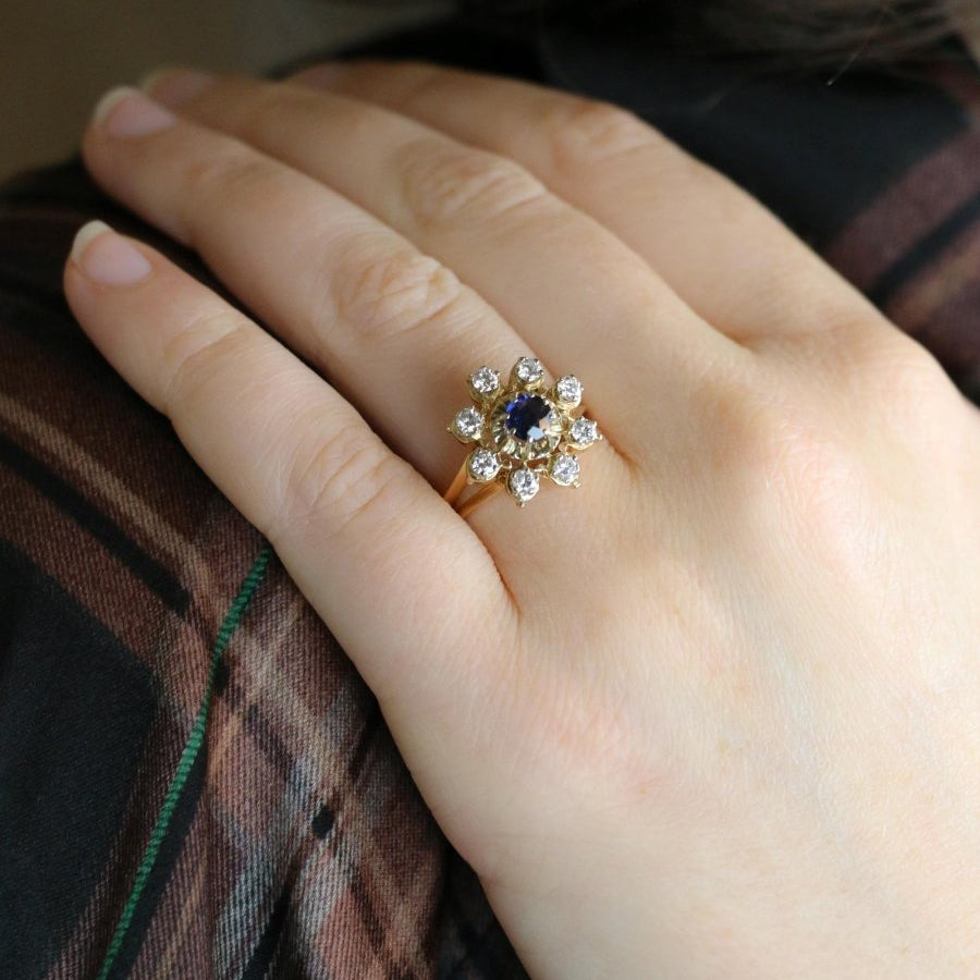 Bague marguerite en or jaune saphir et diamants - Castafiore