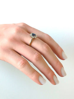 Bague Marguerite en or jaune, saphir, et diamants - Castafiore