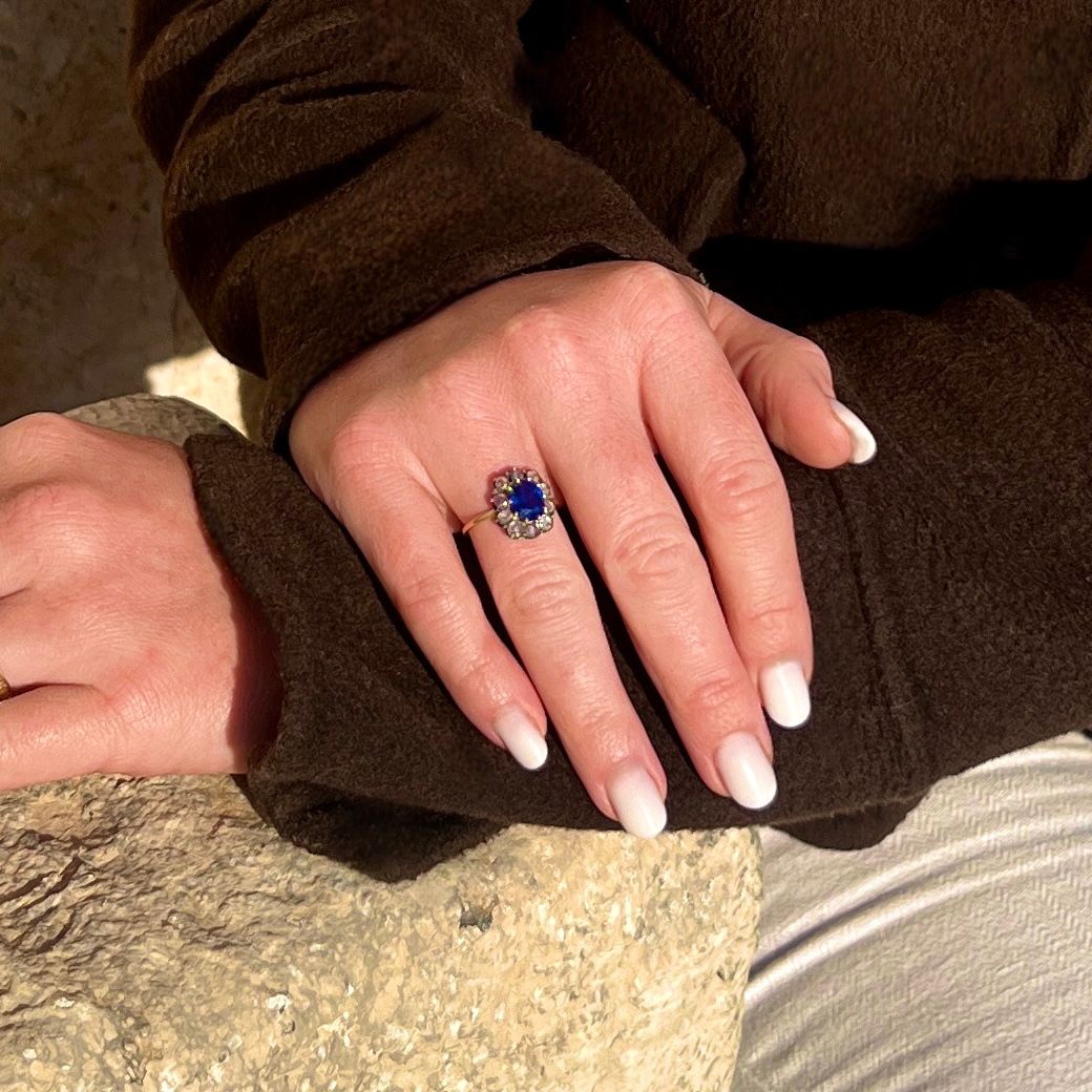 Bague Marguerite en or jaune, saphir et diamants - Castafiore