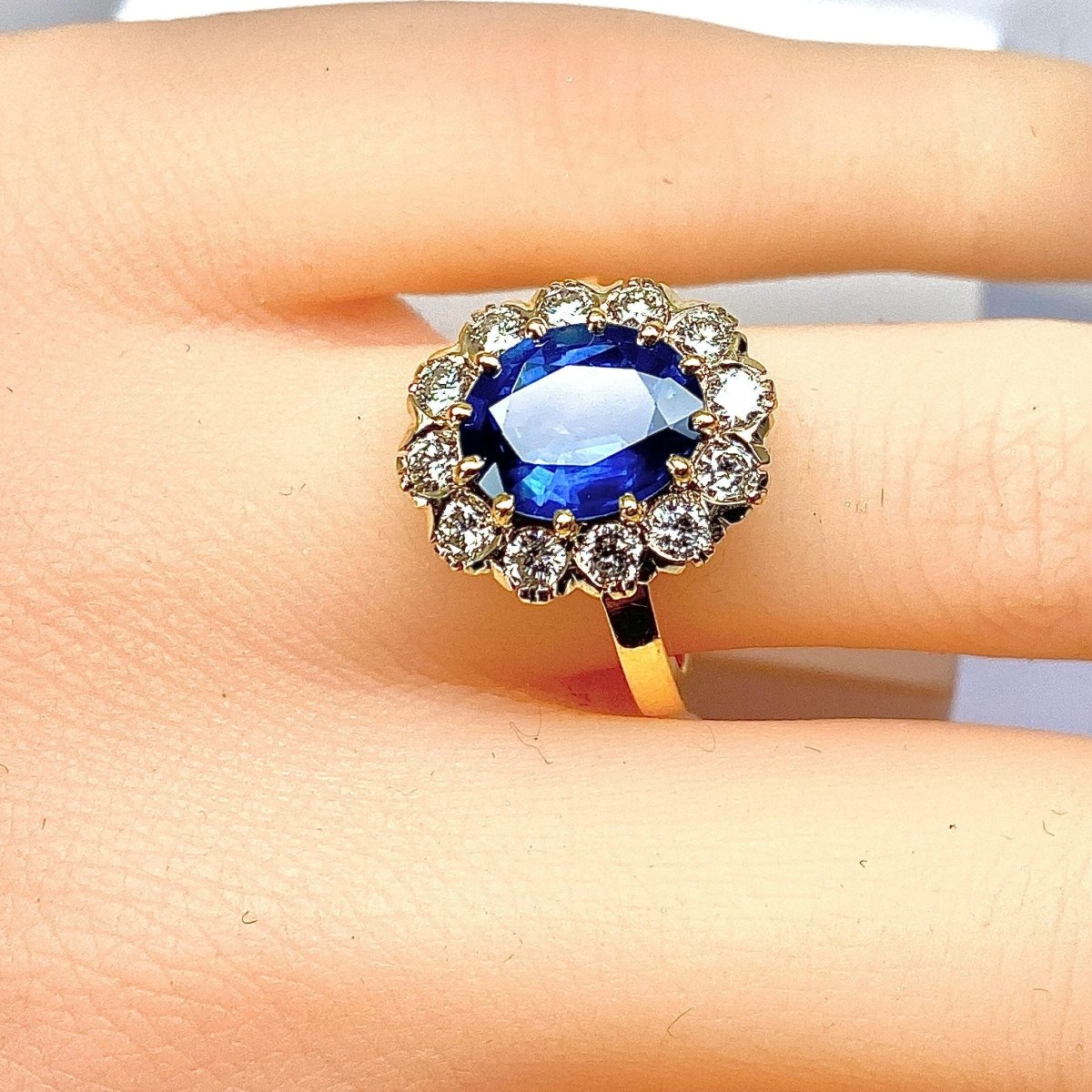 Bague marguerite en or jaune, saphir et diamants - Castafiore