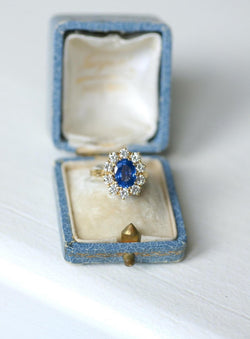 Bague Marguerite en or jaune, saphir, et diamants - Castafiore