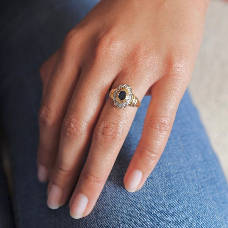 Bague Marguerite en or jaune, saphir et diamants – Castafiore