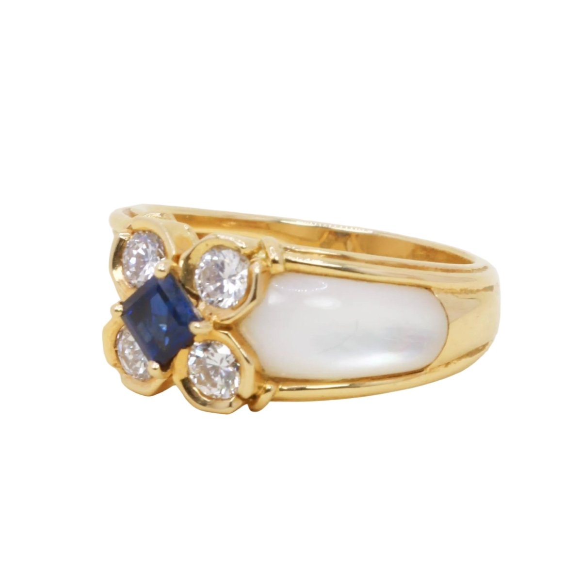 Bague Marguerite en or jaune, saphir, nacre et diamants - Castafiore