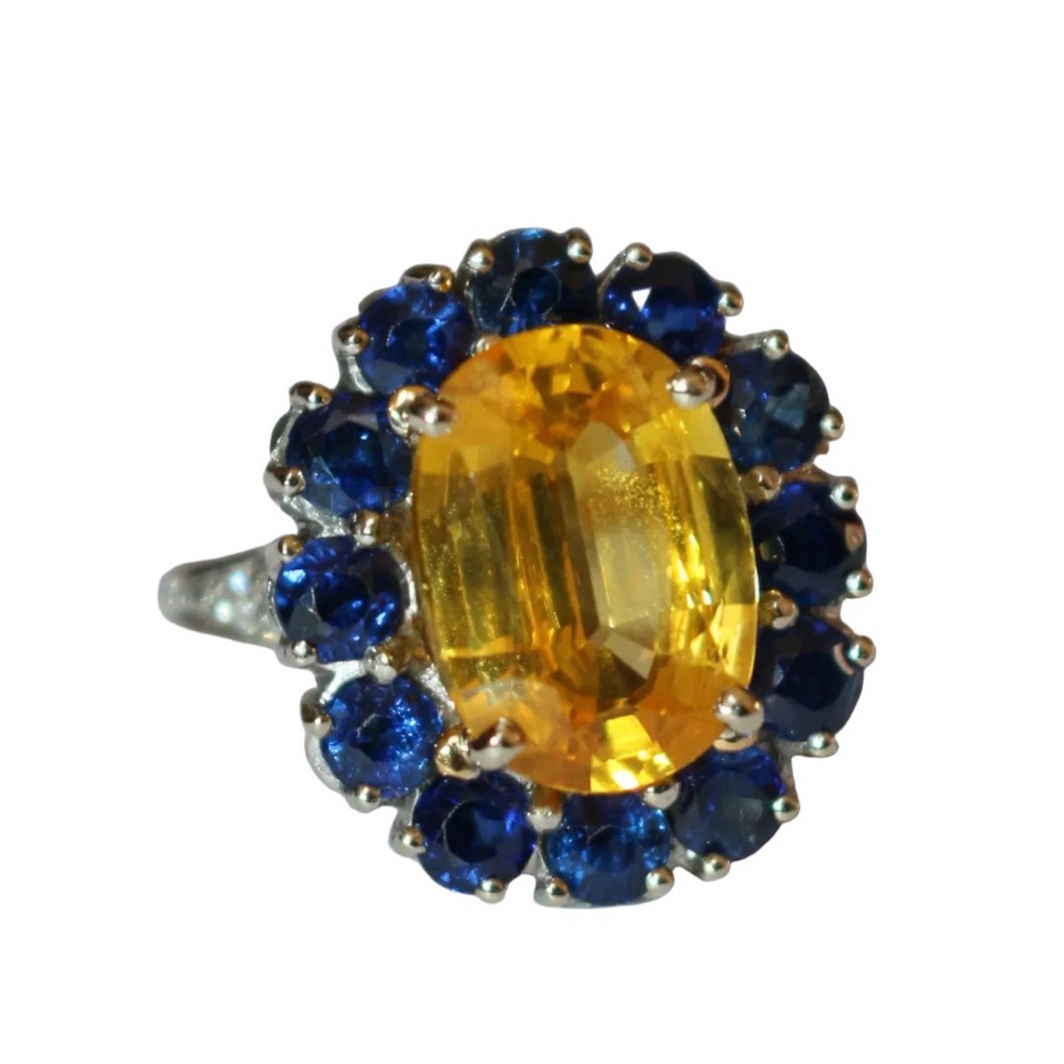 Bague Marguerite en or jaune, saphirs, et diamants - Castafiore