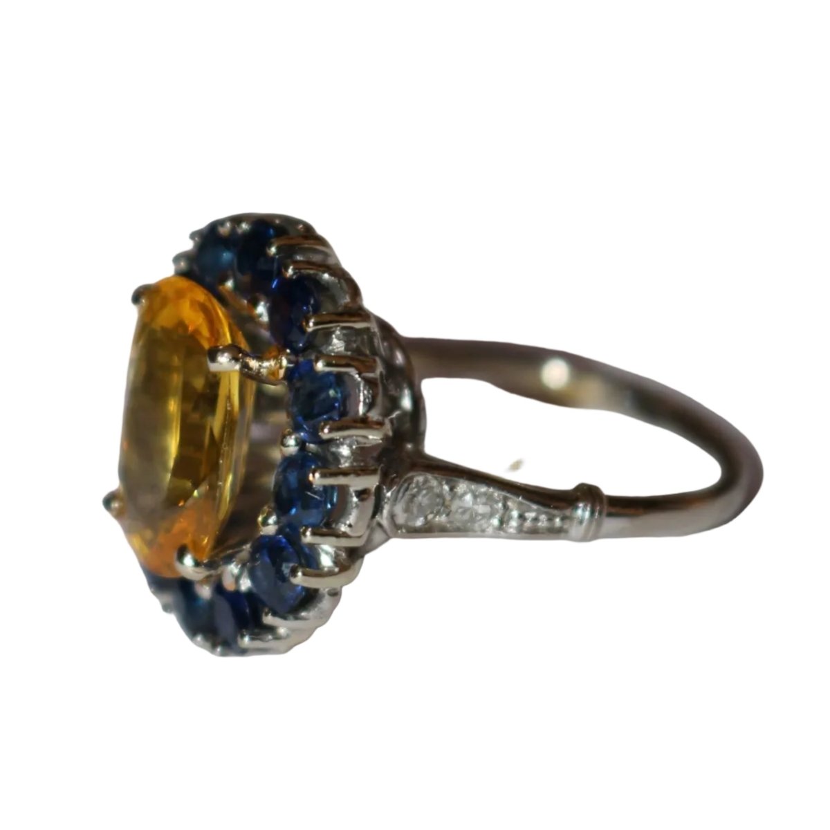 Bague Marguerite en or jaune, saphirs, et diamants - Castafiore