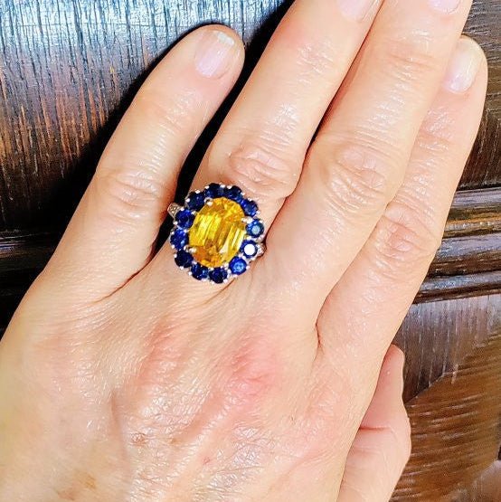 Bague Marguerite en or jaune, saphirs, et diamants - Castafiore