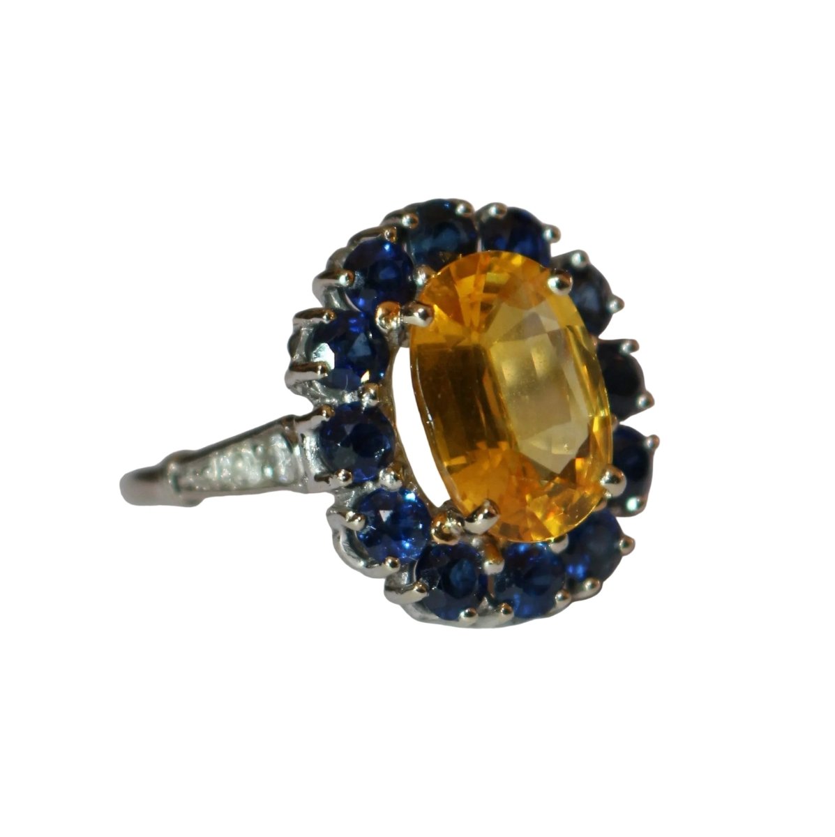 Bague Marguerite en or jaune, saphirs, et diamants - Castafiore