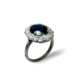 Bague marguerite en platine centrée d’un saphir entouré de diamants. - Castafiore