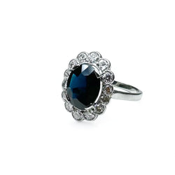 Bague marguerite en platine centrée d’un saphir entouré de diamants. - Castafiore
