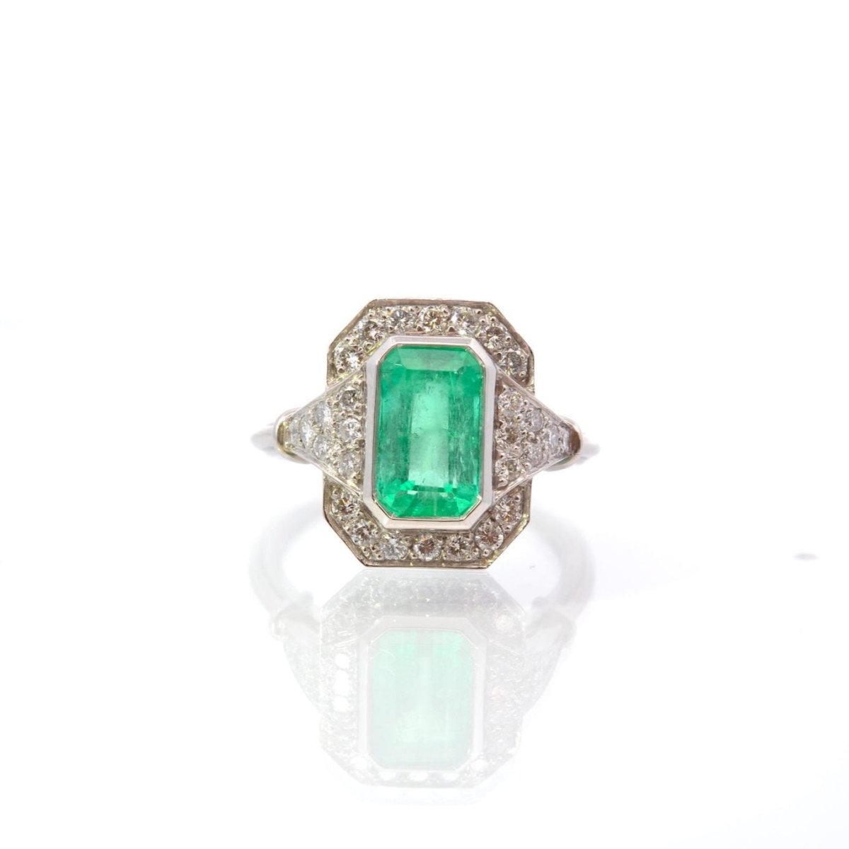 Bague Marguerite en platine, émeraude et diamants - Castafiore