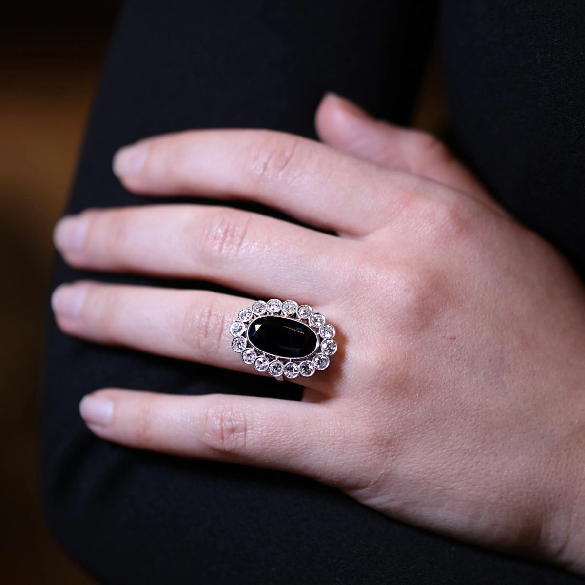 Bague marguerite en platine, saphir et diamants. - Castafiore