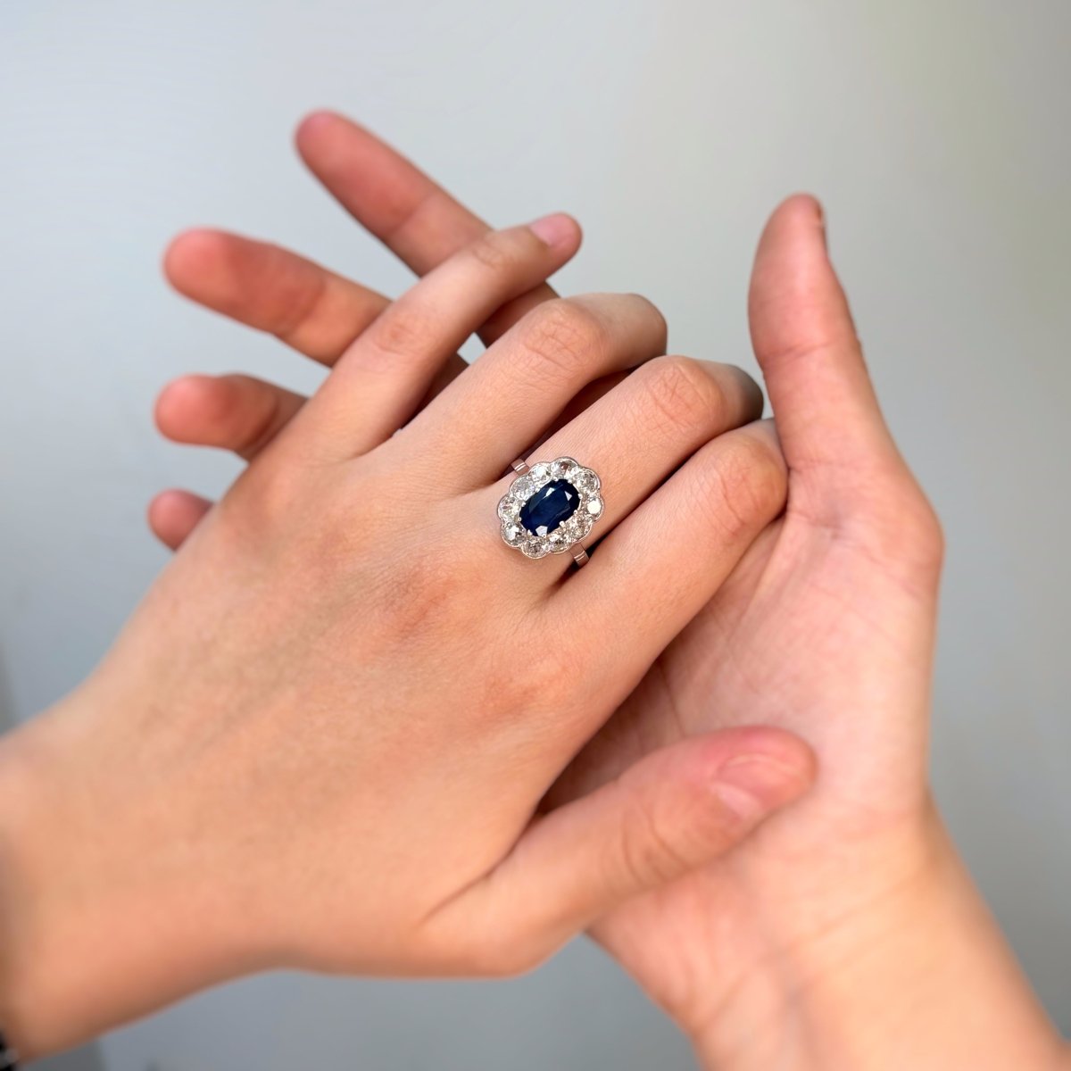 Bague Marguerite en platine, saphir et diamants - Castafiore