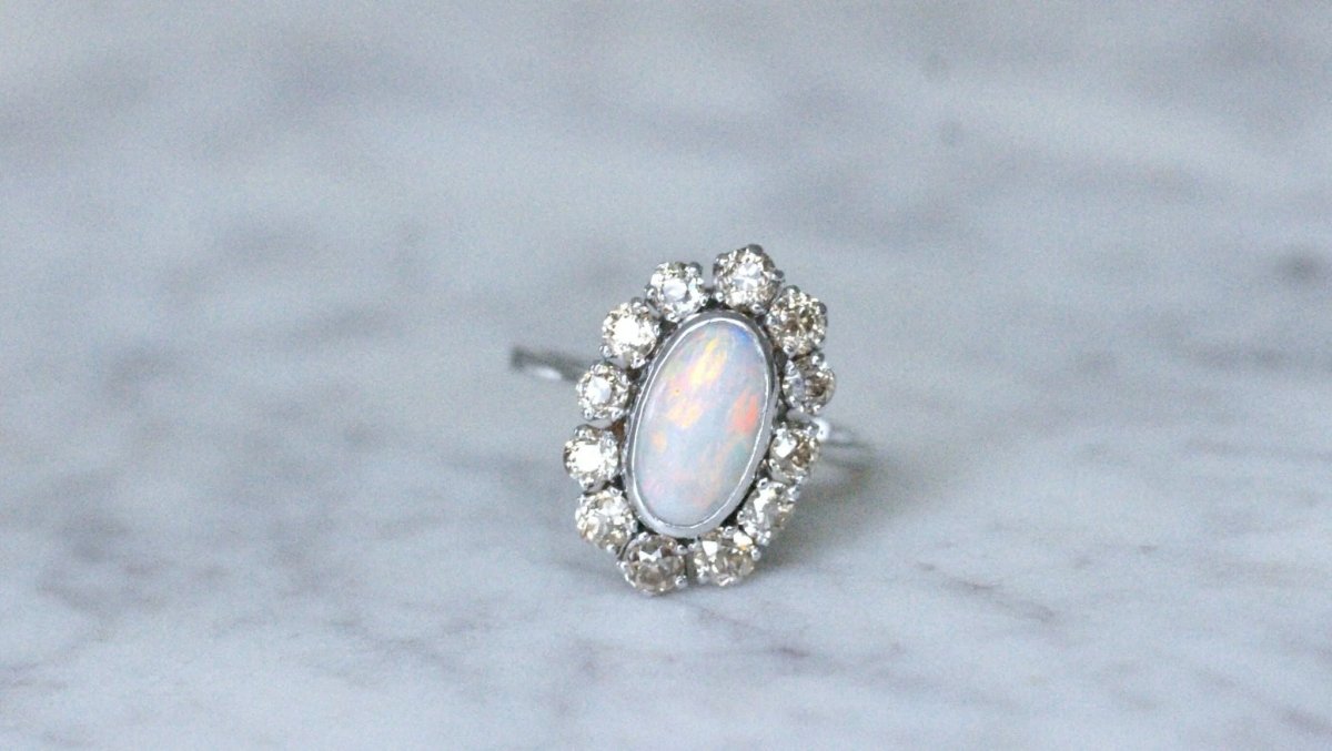 Bague marguerite opale entourage diamants - Castafiore