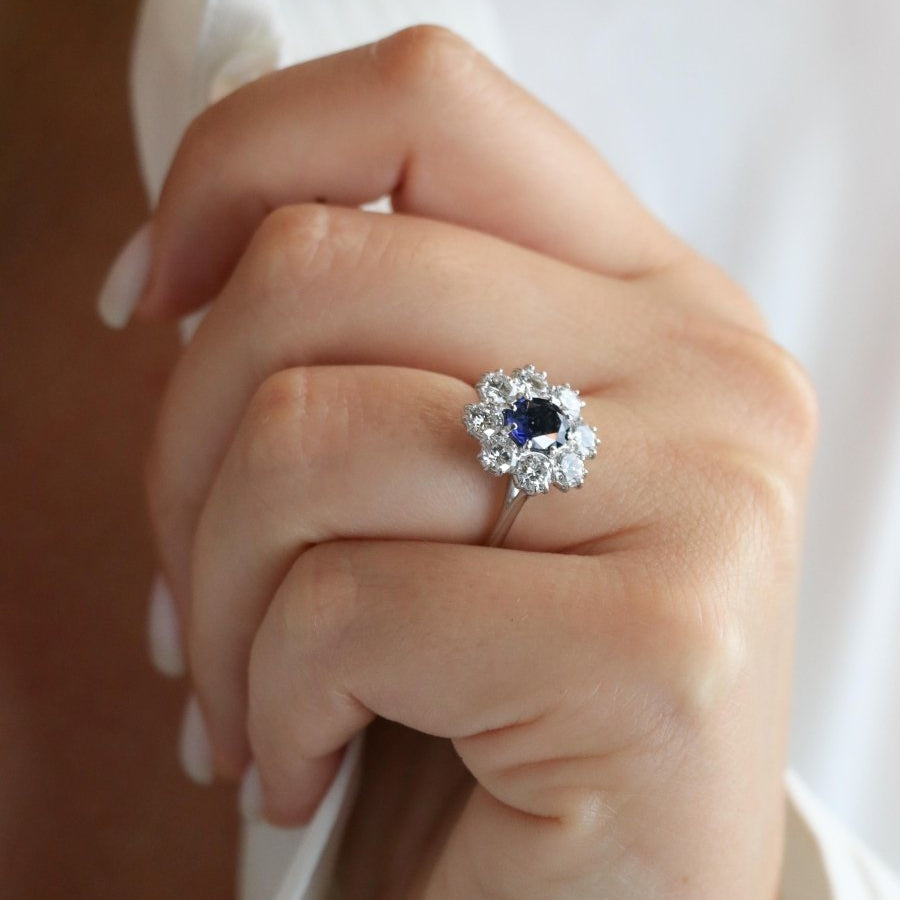 Bague marguerite or blanc saphir ovale diamants - Castafiore