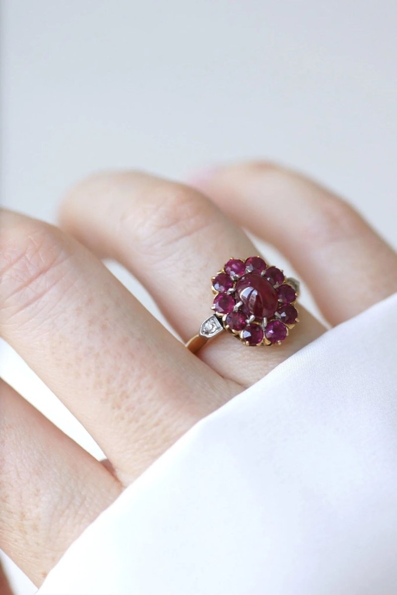 Bague marguerite rubis cabochon et diamants - Castafiore