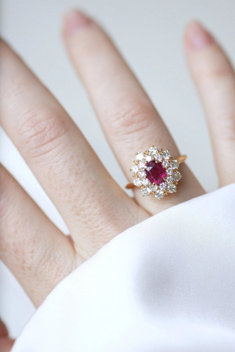 Bague marguerite rubis entourage diamants - Castafiore