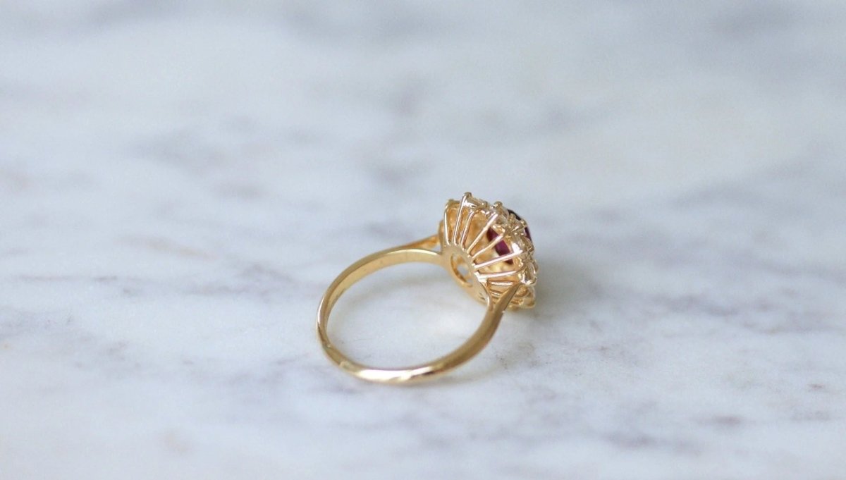 Bague marguerite rubis entourage diamants - Castafiore