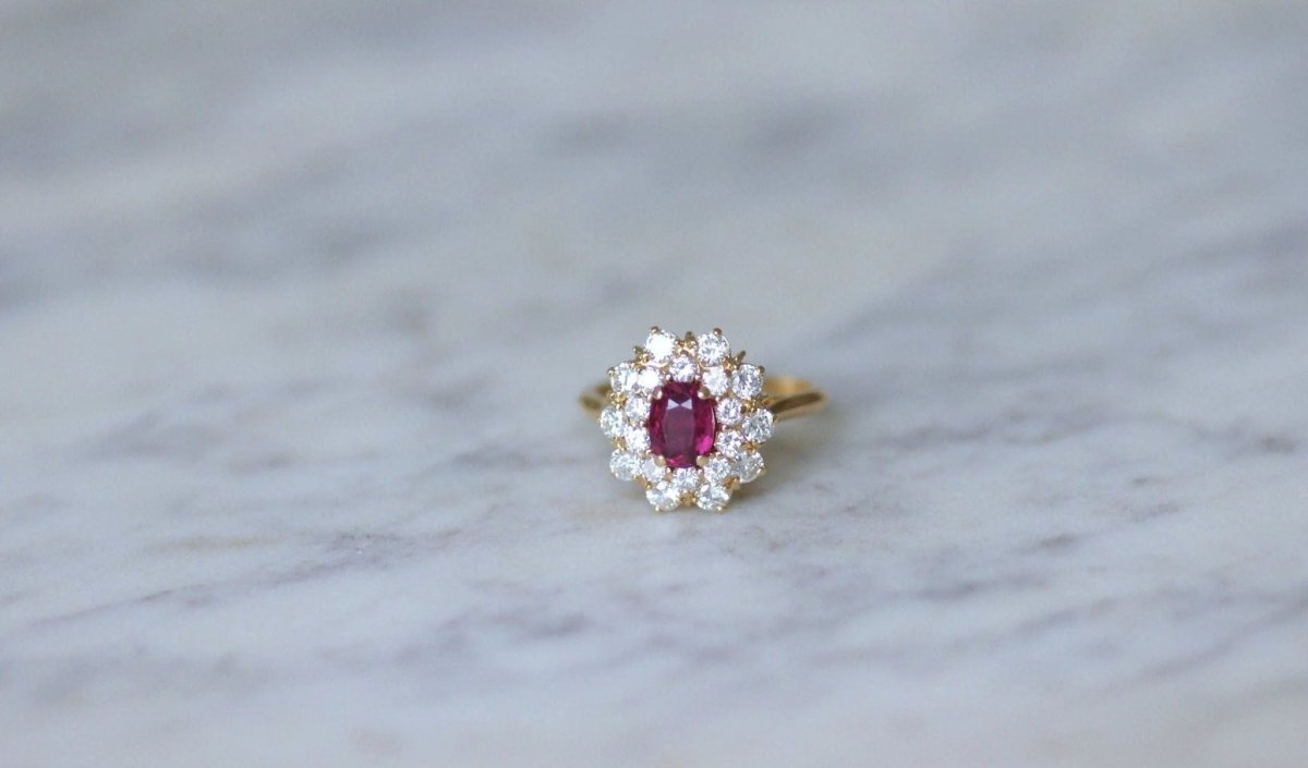 Bague marguerite rubis entourage diamants - Castafiore