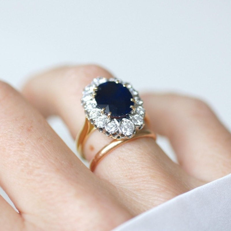 Bague Marguerite Saphir 4,60 Cts Entourage Diamants - Castafiore