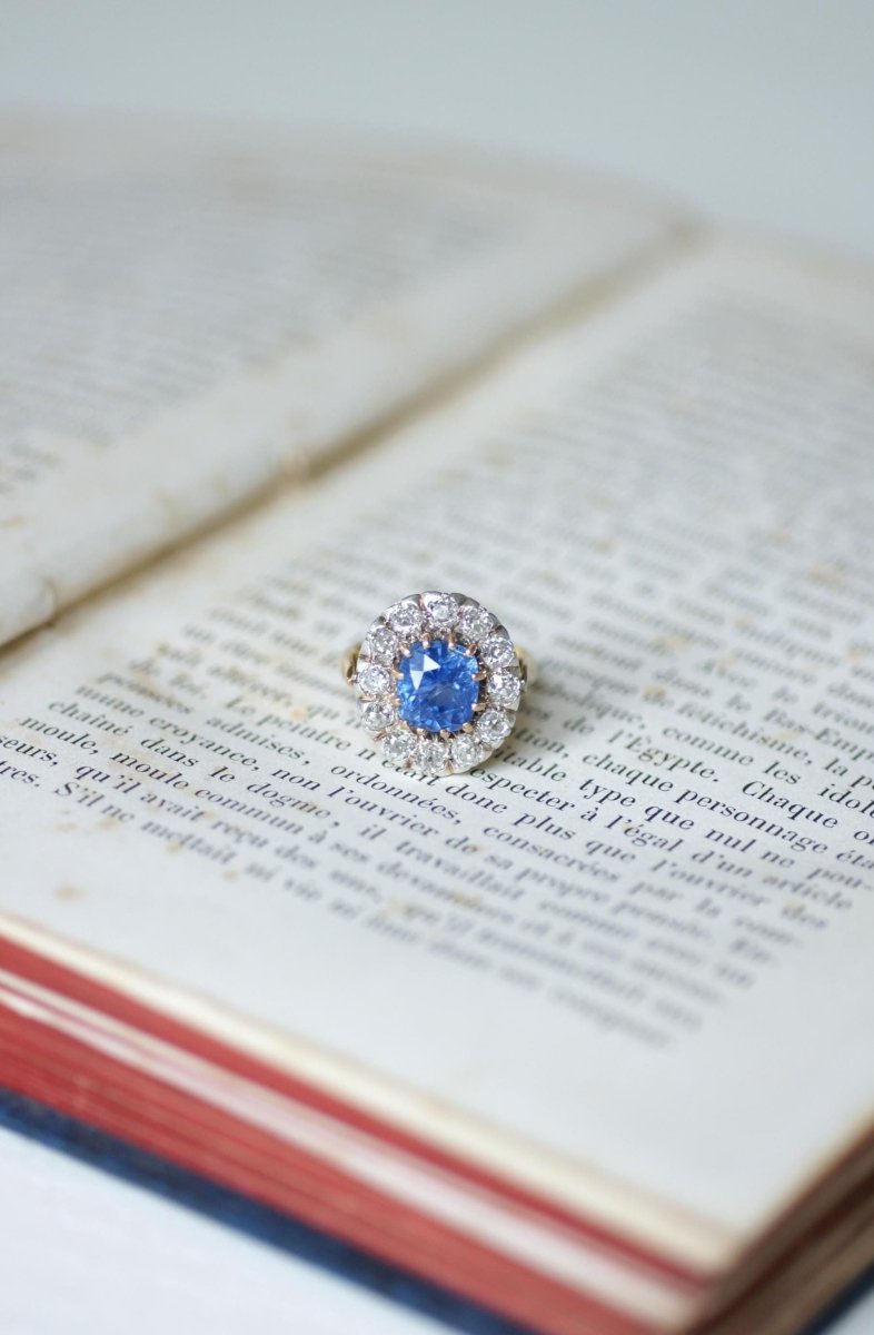Bague Marguerite Saphir de Ceylan 4,50 Cts et Diamants - Castafiore