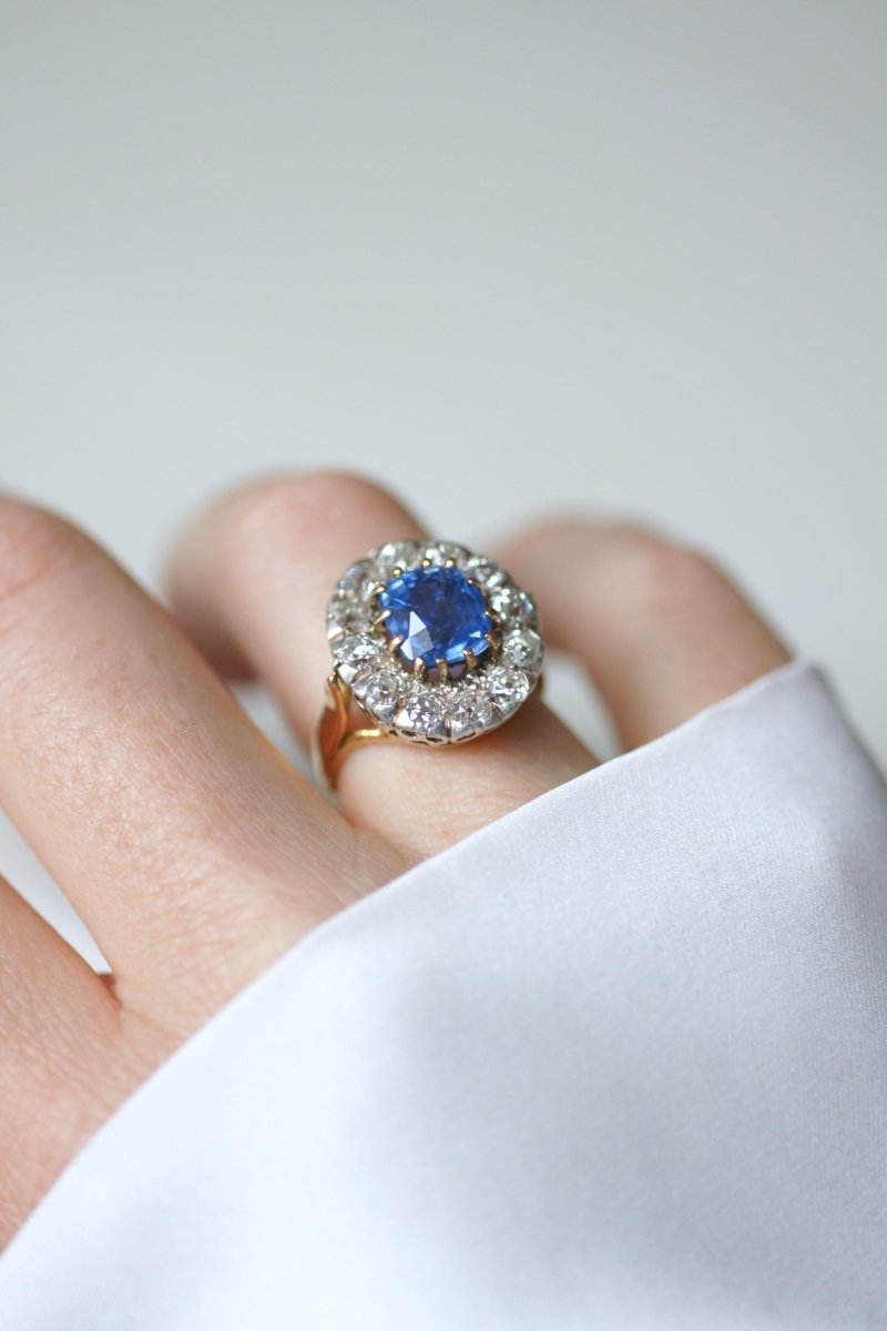 Bague Marguerite Saphir de Ceylan 4,50 Cts et Diamants - Castafiore