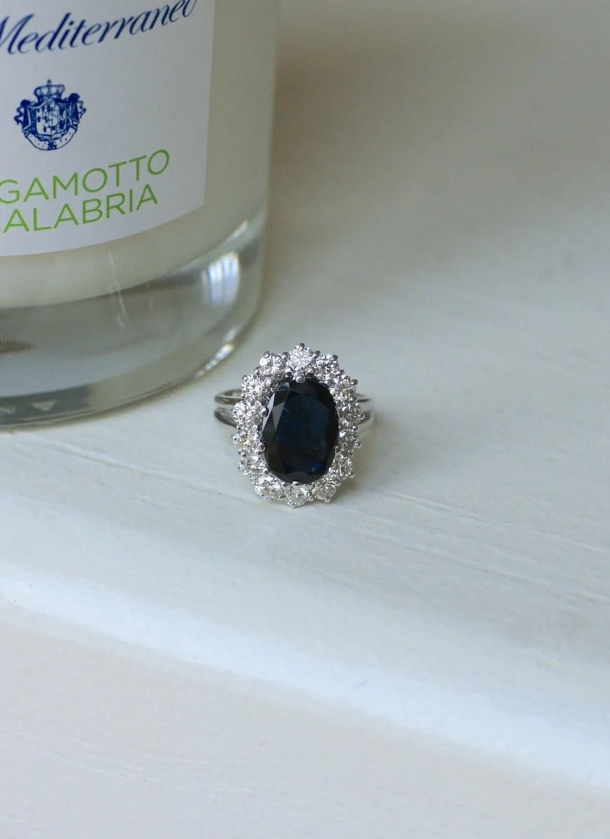 Bague Marguerite Saphir Entourage Diamants Or Blanc - Castafiore