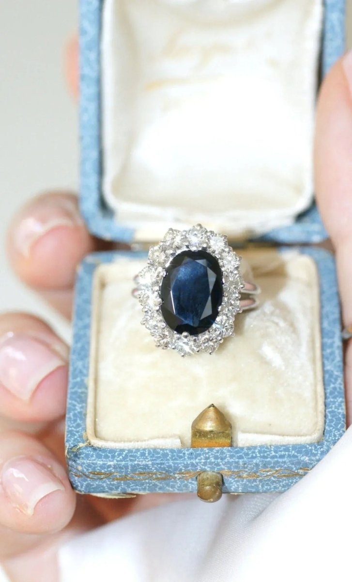 Bague Marguerite Saphir Entourage Diamants Or Blanc - Castafiore