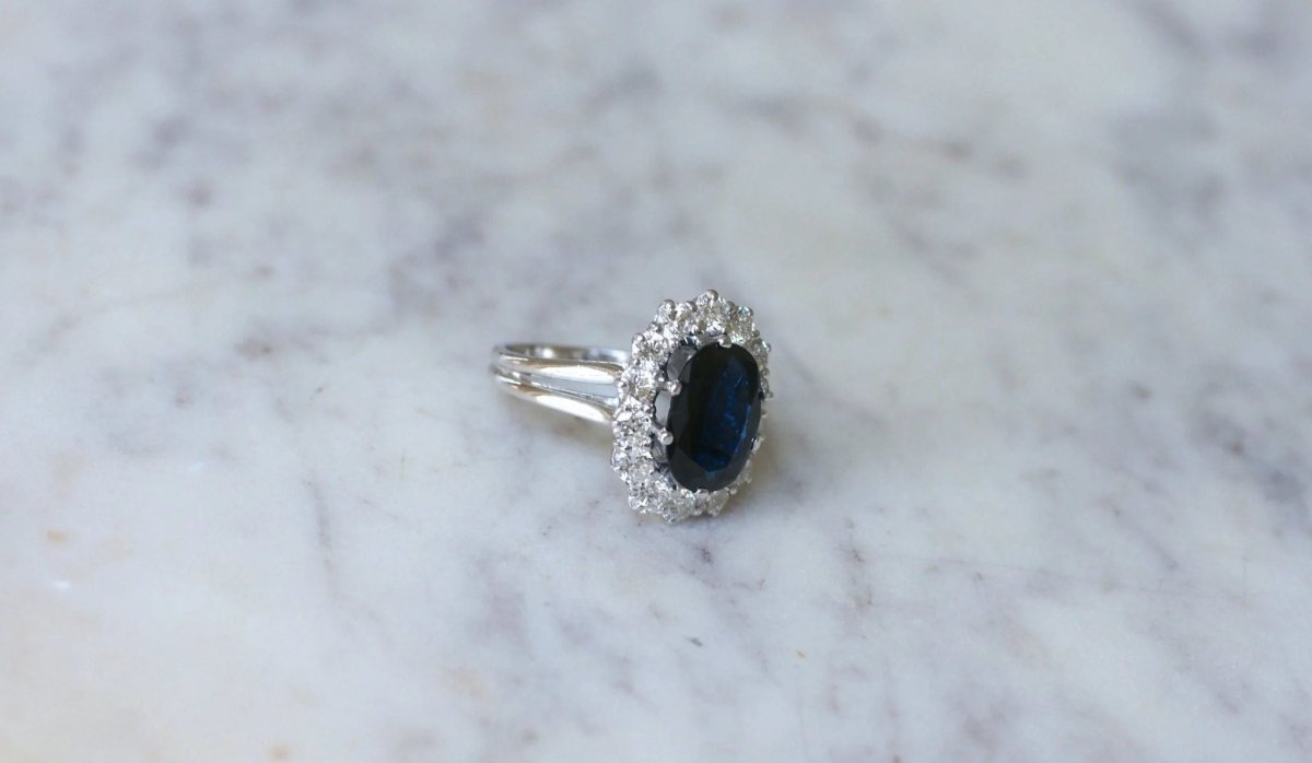 Bague Marguerite Saphir Entourage Diamants Or Blanc - Castafiore