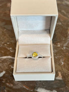 Bague Marguerite Saphir Jaune Carats Diamants Or Gris 18 Carats - Castafiore