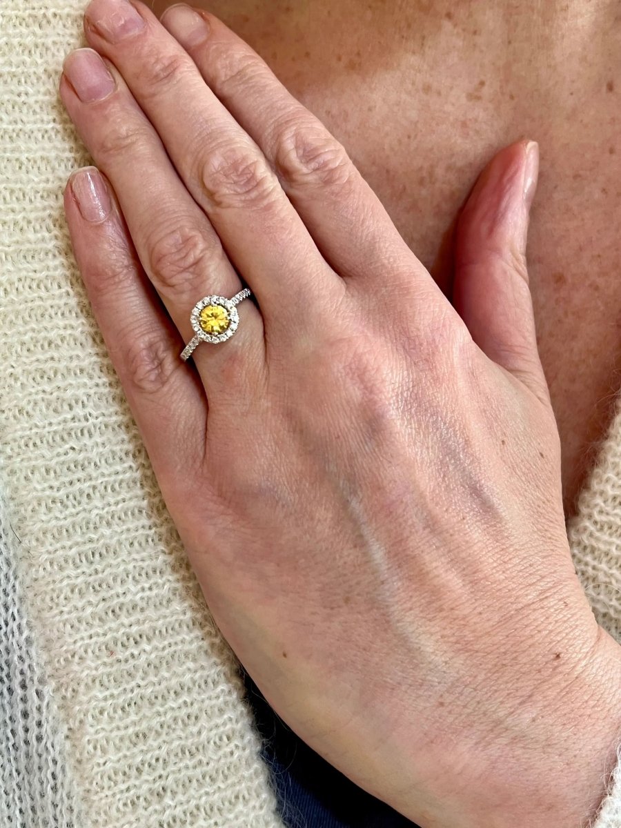 Bague Marguerite Saphir Jaune Carats Diamants Or Gris 18 Carats - Castafiore